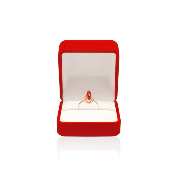 Beyaz bir arka plan üzerinde izole kırmızı kutusunda Amber altın yüzük — Stok fotoğraf