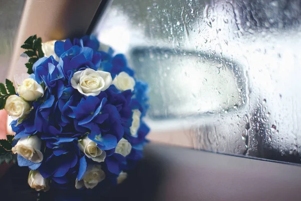 Bouquet de mariage fleurs de roses gros plan dans la voiture près de la fenêtre — Photo