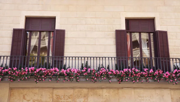 Vista del balcón europeo con ventanas y flores — Foto de Stock