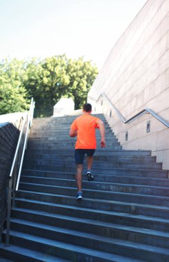 Spor, fitness - sporcu erkek atlet o şehirde çalışıyor
