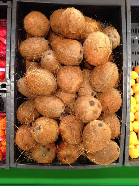 Muchos cocos tirados en cajas en el supermercado —  Fotos de Stock