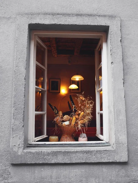 Stillleben und warmes Licht im Fenster — Stockfoto