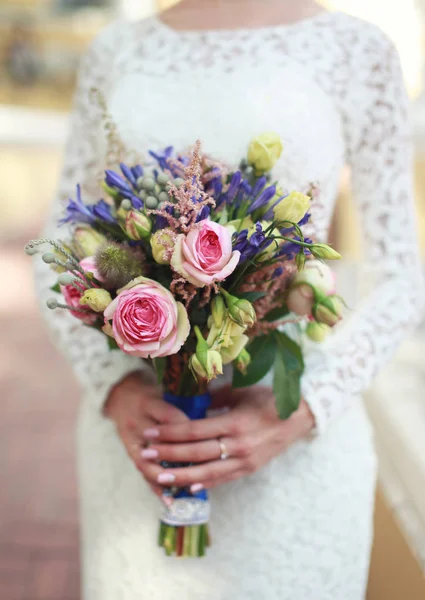 Buquê de casamento de flores em mãos noiva elegante — Fotografia de Stock