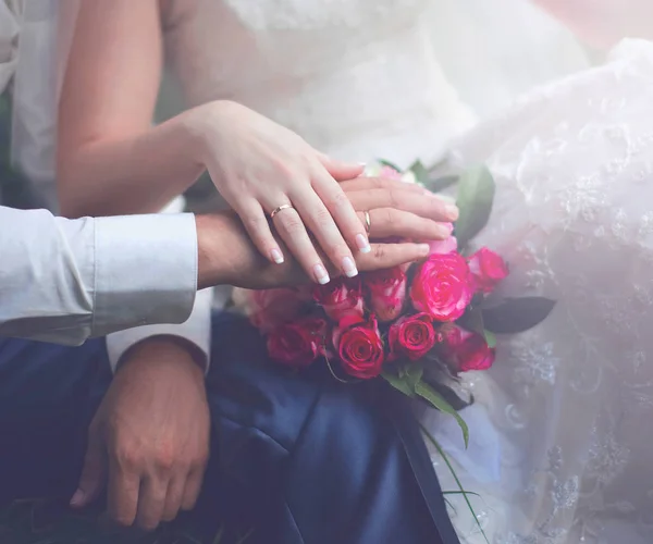 Bröllop mört par, händer av bruden och brudgummen, rosa mild — Stockfoto