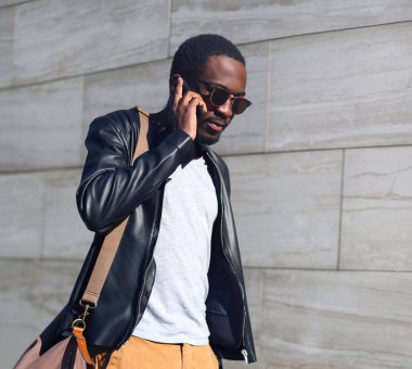 Moda ve kendinden emin kavramı - th portre Afrika adam görüşmeler