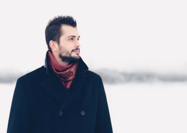 Bulanık sno sakallı esmer adam moda kış portresi