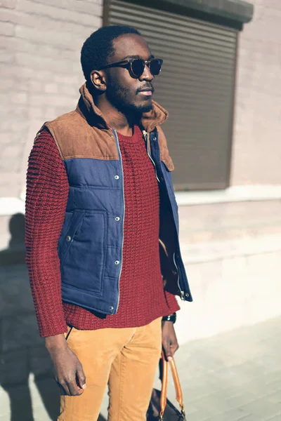 Moda hombre africano con gafas de sol, suéter de punto, chaleco — Foto de Stock