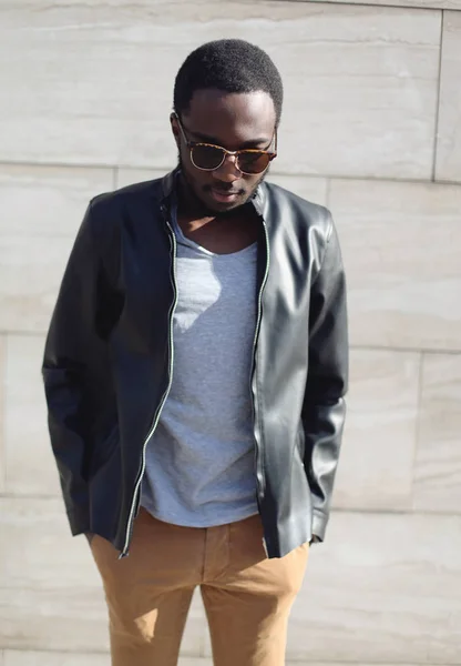 Moda homem africano vestindo uma jaqueta de couro de rocha preta, sol — Fotografia de Stock