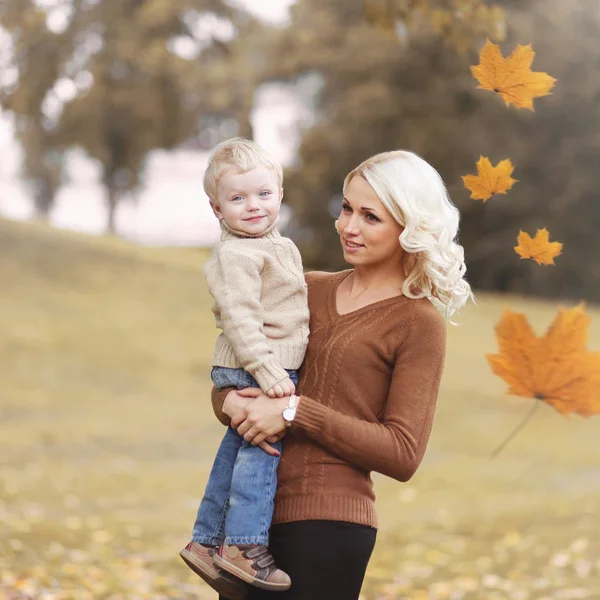 Portrait happy smiling mother with her child on a autumn day, fl — Stock Photo, Image