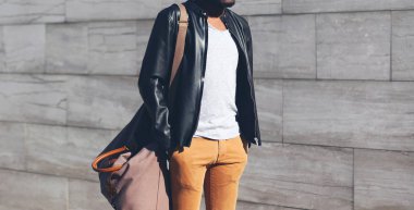 Siyah kaya deri ceketli moda adamla çanta şehir 