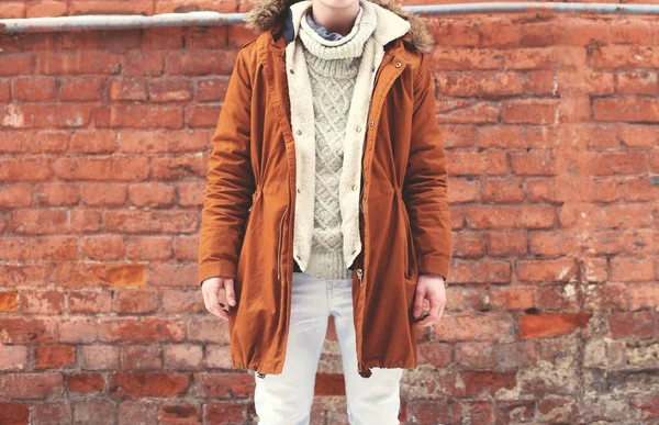 Fashion man in warm brown jacket posing on a textured brick wall — Stock Photo, Image