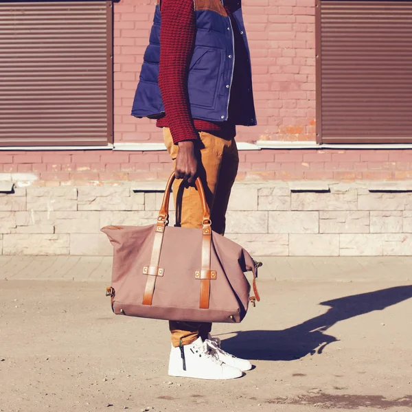 Hombre de moda con chaqueta de chaleco y bolso en la ciudad — Foto de Stock