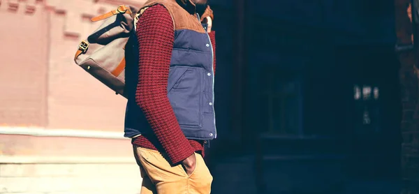 Hombre de moda con bolsa en el fondo de la ciudad de noche — Foto de Stock