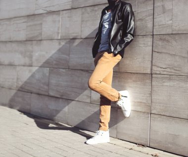 Moda adam şehirde poz