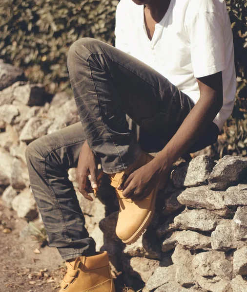 Afrykańska moda młody człowiek w letni dzień — Zdjęcie stockowe