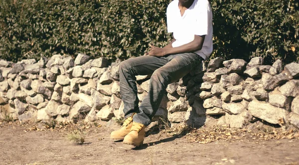 Fashion african man sits in summer day — Stock Photo, Image