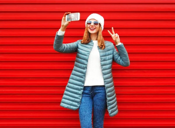 La moda ríe mujer toma una foto autorretrato en un smartpho — Foto de Stock