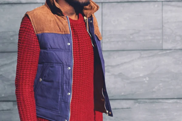 Hombre de moda en un suéter de punto rojo, chaleco de la chaqueta de pie en el —  Fotos de Stock