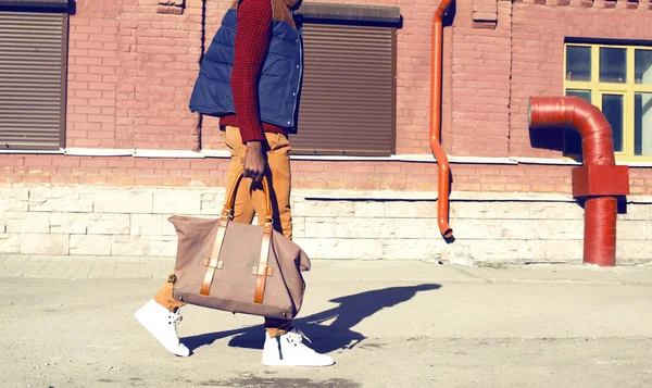 Модный человек в жилете держит сумку идет в си — стоковое фото
