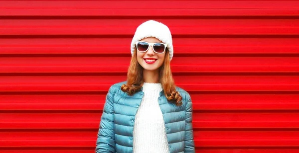 Retrato de moda mujer bastante sonriente sobre un fondo rojo cerrar - — Foto de Stock