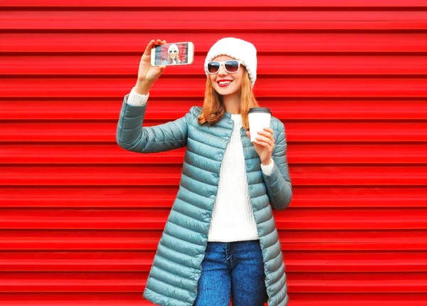Moda sorridente mulher tira uma foto auto retrato em um smartph — Fotografia de Stock
