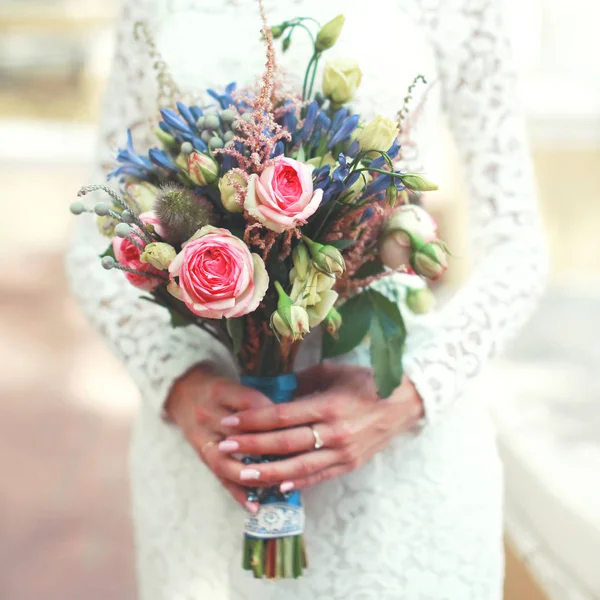 Bouquet de mariage de fleurs dans les mains mariée gros plan — Photo