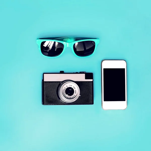 Accesorio de moda, gafas de sol, cámara vintage con smartphone —  Fotos de Stock