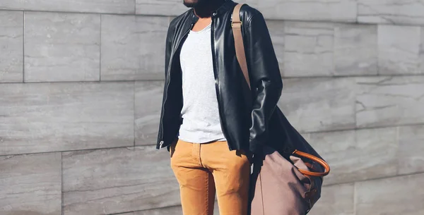 Moda homem vestindo uma jaqueta de couro preto motociclista com saco na véspera — Fotografia de Stock