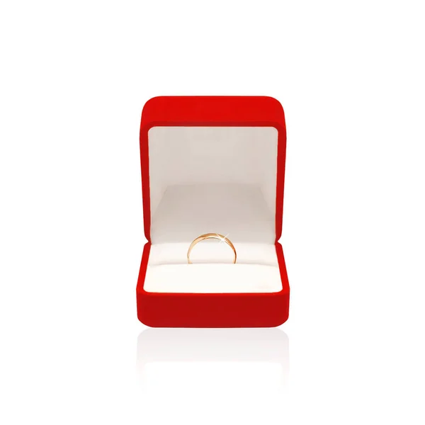 Beyaz bir arka plan üzerinde izole kırmızı kutusunda bir alyans — Stok fotoğraf