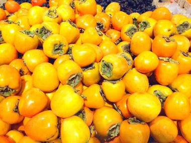 Birçok meyve Trabzon hurması süpermarkette yalan