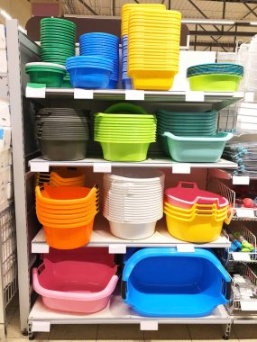 Birçok plastik ürünleri yıkama kase raf store üzerinde
