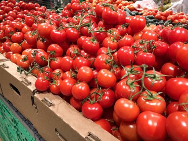 Kutuları süpermarket yakın çekim birçok kırmızı domates