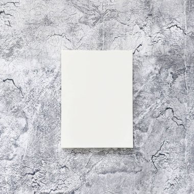 fotoğraf çerçevelemek ya da çatlamak ile dekore edilmiş bir gri duvarda asılı kurulu