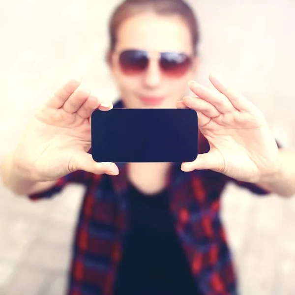 Telefone em branco, mulher tira fotos auto-retrato no fr — Fotografia de Stock
