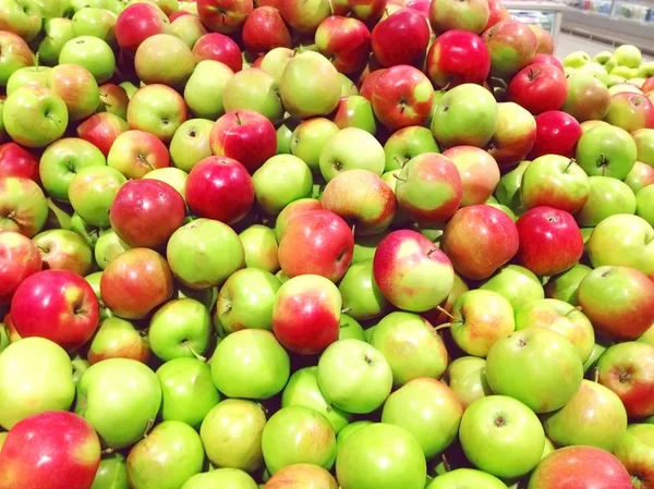 Viele Früchte grüne, rote Äpfel liegen in Großaufnahme im Supermarkt — Stockfoto