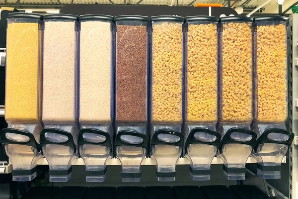 Hirs, bovete, ris, pasta i behållare automaterna Stockbild