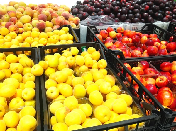 Albaricoques, melocotones, nectarinas y ciruelas en cajas —  Fotos de Stock