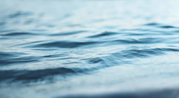 Agua de primer plano y olas para abstracto o fondo —  Fotos de Stock