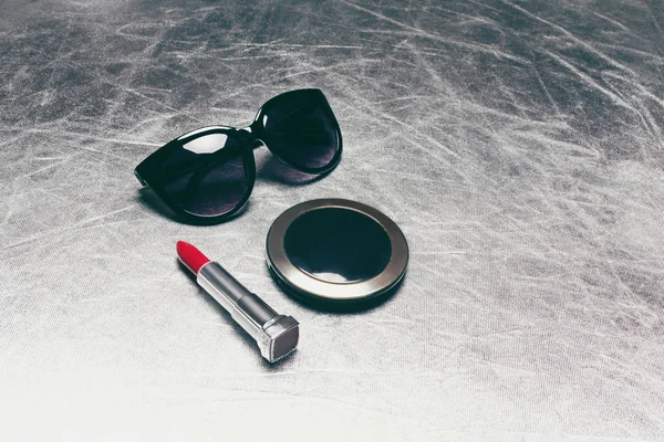Divat Női szett, fekete napszemüveg, rúzs, kis zseb mi — Stock Fotó