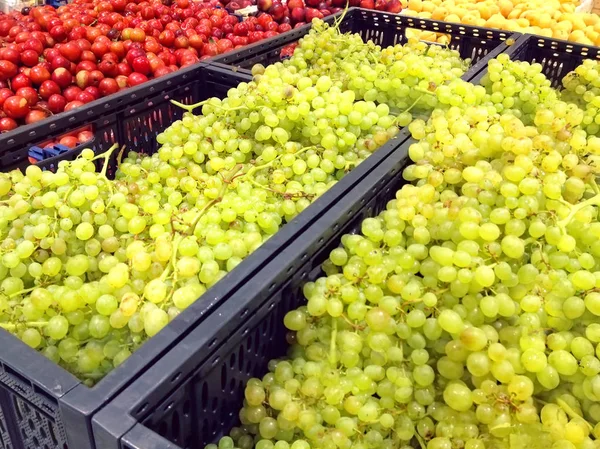 Muchas uvas verdes en el primer plano del supermercado —  Fotos de Stock