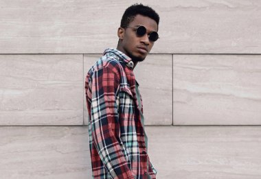 Kırmızı ekose kumaş giyen Afrikalı bir adamın portresi.