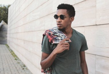 Siyah güneş gözlüğü takan Afrikalı bir adamın portresi.