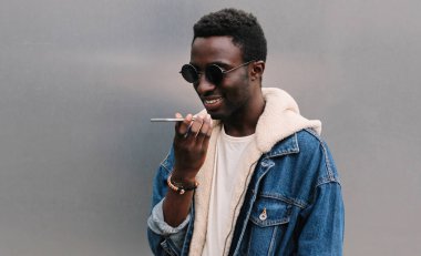 Ses komutu kullanarak akıllı telefonlu modern Afrikalı adam portresi 