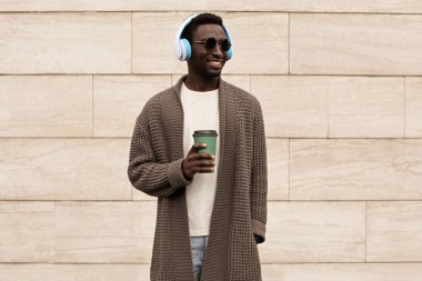 Kablosuz kulaklık listesindeki gülümseyen Afrikalı adam.