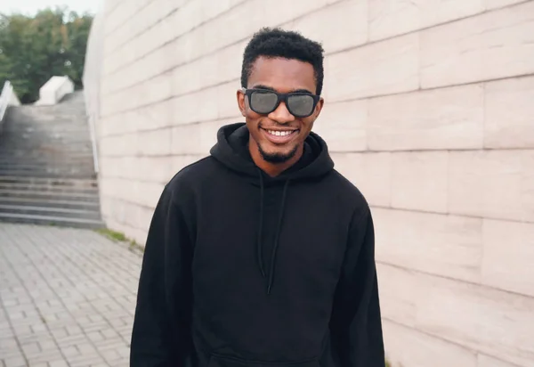 ポートレート幸せな若い笑顔アフリカ人男性黒パーカーを着て、 s — ストック写真
