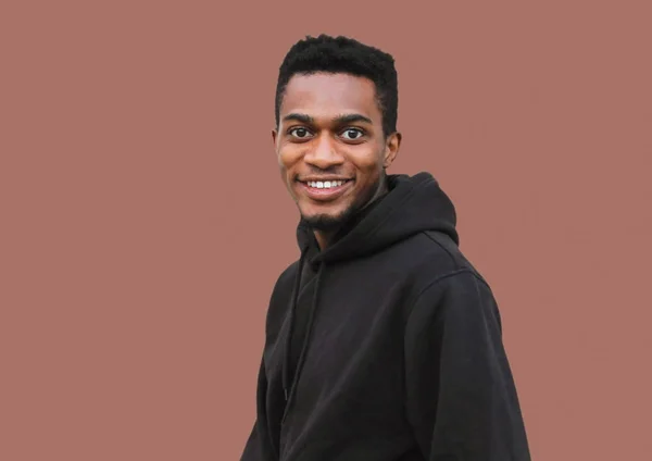 Портрет молодого улыбчивого африканца, смотрящего в камеру и одетого в бла — стоковое фото