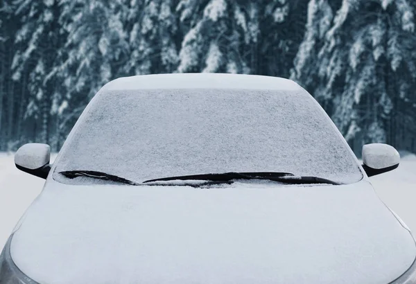 Zavřít zamrzlé zimní auto pokryté sněhem, pohled přední okno větry — Stock fotografie