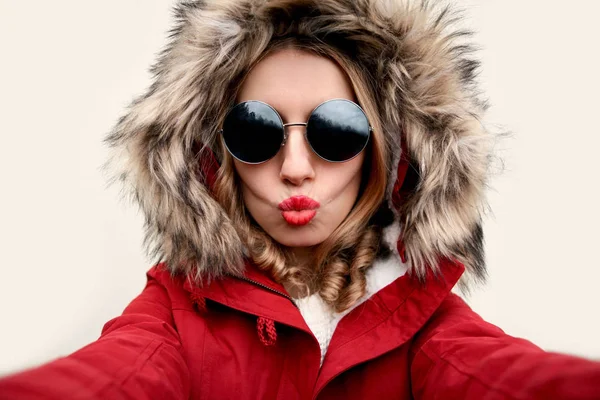 Primer plano retrato de mujer atractiva soplando labios rojos enviando s — Foto de Stock