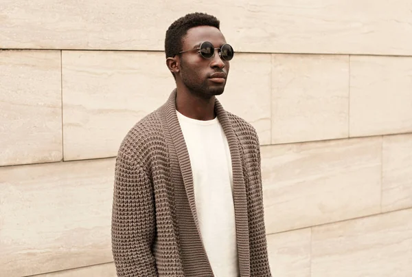 Stylish african man model wearing brown knitted cardigan, sungla — ストック写真