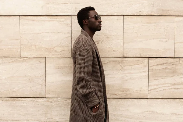 Perfil de vista lateral elegante homem africano modelo vestindo malha marrom — Fotografia de Stock